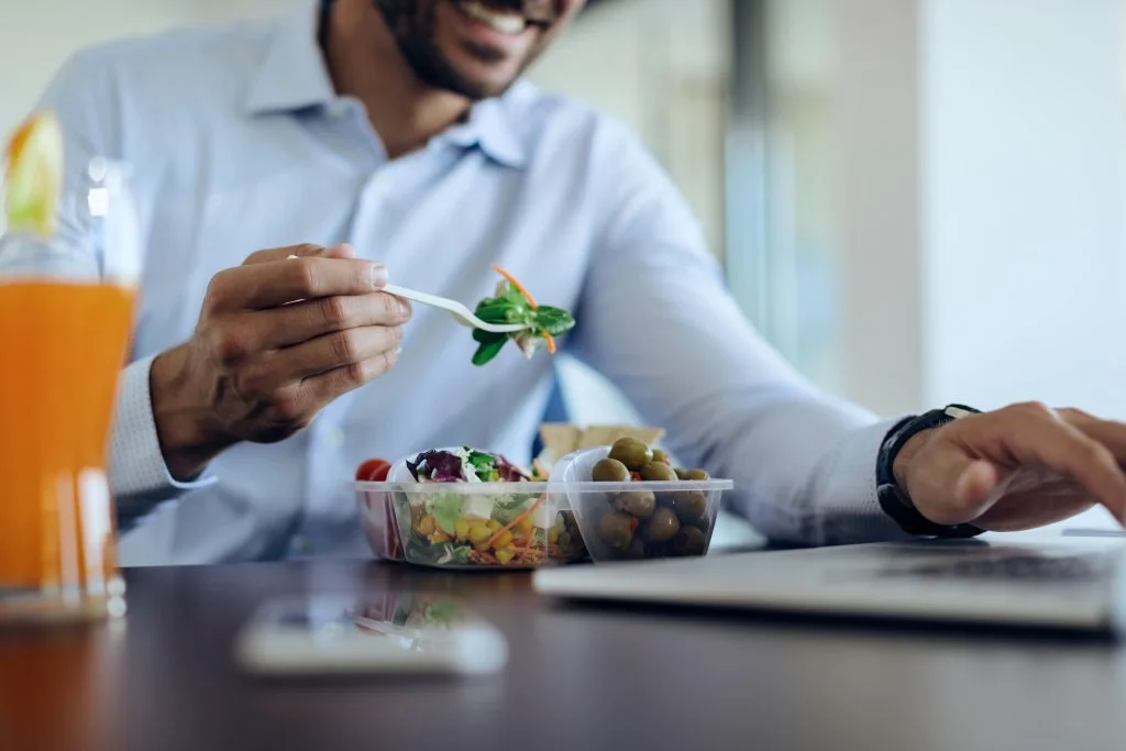 closeup-businessman-using-laptop-lunch-break-1-1-1024x683